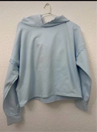 Sudadera celeste con encaje