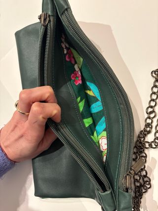Bolso de mano verde con cadena