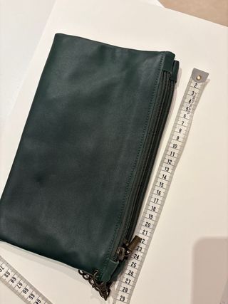 Bolso de mano verde con cadena