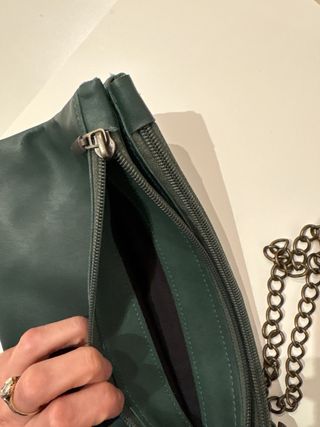 Bolso de mano verde con cadena