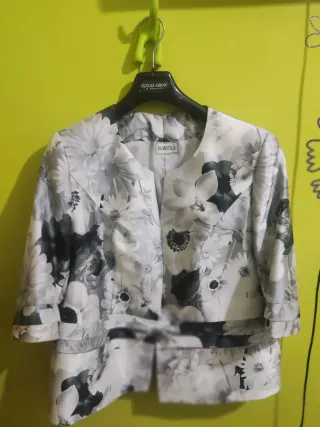 Traje chaqueta gris con volantes