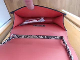 Bolso PULL&BEAR efecto piel serpiente.