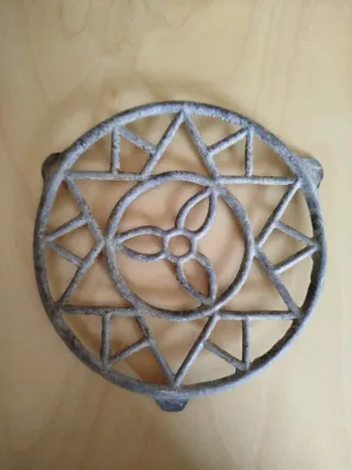 Salvamanteles metálico antiguo decorativo