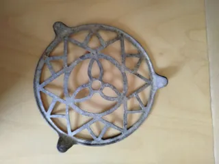 Salvamanteles metálico antiguo decorativo