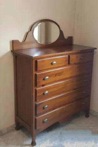 Cómoda de madera con espejo