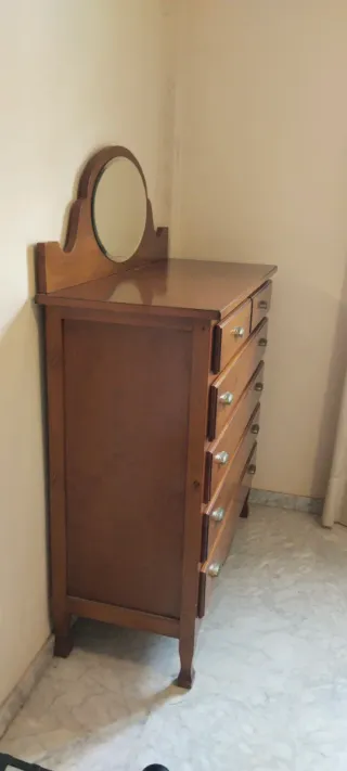 Cómoda de madera con espejo
