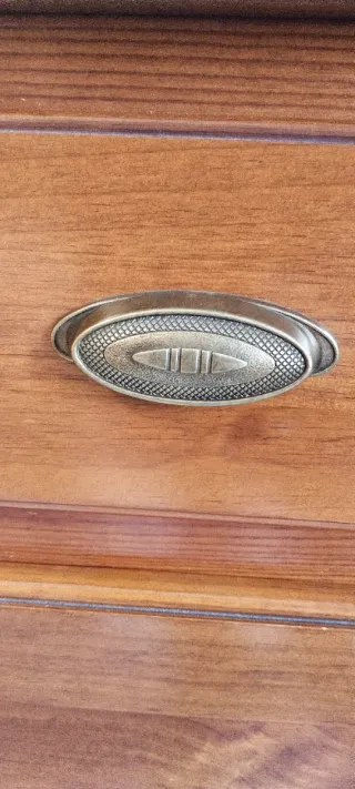 Cómoda de madera con espejo