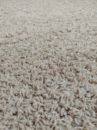 Alfombra beige y marrón suave