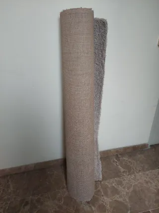 Alfombra beige y marrón suave