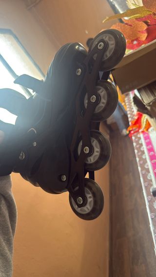Patines en línea negros y azules