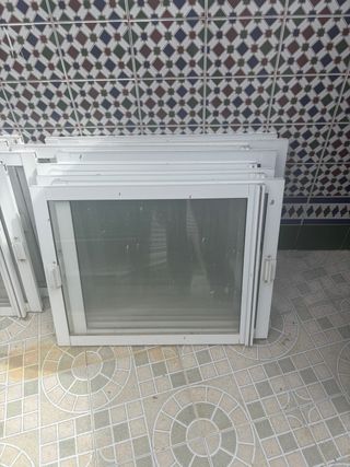 Ventana de aluminio blanca