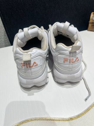 Zapatillas Fila blancas y rosas