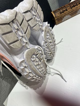 Zapatillas Fila blancas y rosas