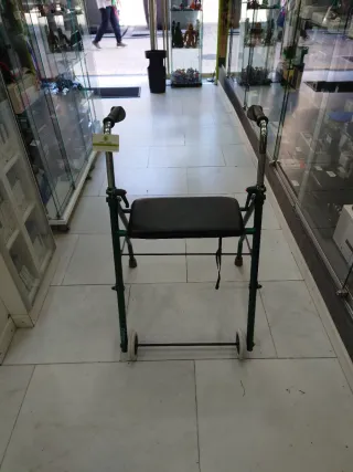 Andador Cyman con asiento y ruedas