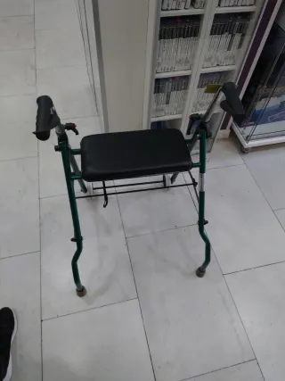 Andador Cyman con asiento y ruedas