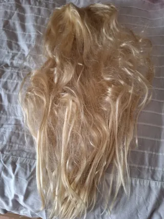 Peluca rubia ondulada