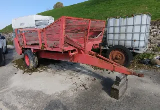 Remolque esparcidor de abono rojo