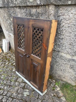 2 Puertas de madera con celosía