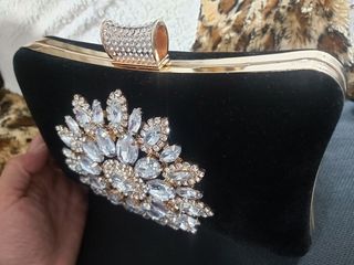 Bolso clutch elegante con pedrería y cadena dorada