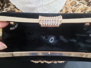 Bolso clutch elegante con pedrería y cadena dorada