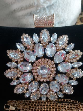 Bolso clutch elegante con pedrería y cadena dorada