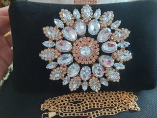 Bolso clutch elegante con pedrería y cadena dorada