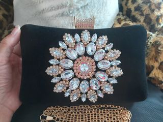 Bolso clutch elegante con pedrería y cadena dorada