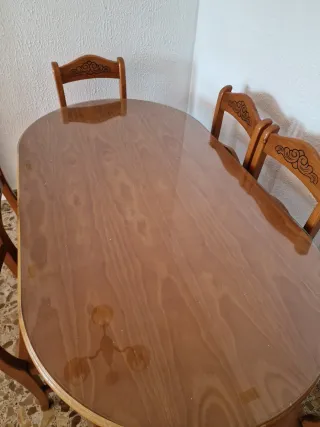 Mesa de comedor y 6 sillas de madera