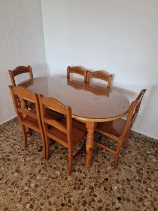 Mesa de comedor y 6 sillas de madera