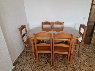 Mesa de comedor y 6 sillas de madera
