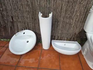 Inodoros y lavabos de cerámica Un inodoro vendido