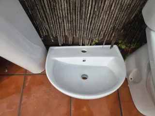 Inodoros y lavabos de cerámica Un inodoro vendido