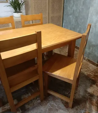 Mesa de comedor de madera con 3 sillas