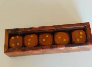 Caja de madera para dados