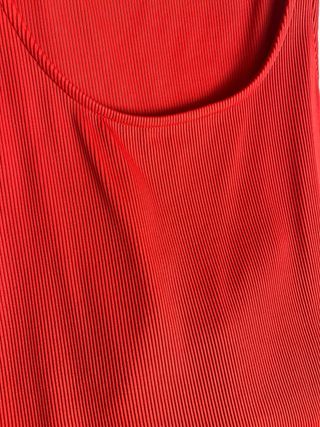 Top rojo canalé cuello alto Pull&Bear Talla S