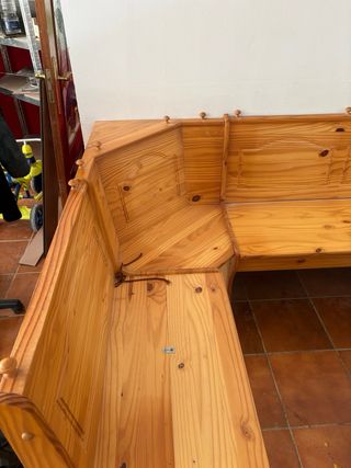 Mesa rústica con banco esquinero