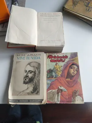 Biblia y otros libros antiguos de 1947
