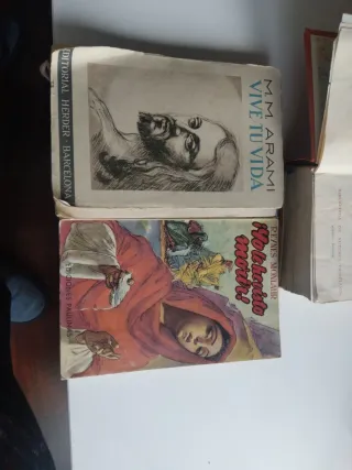 Biblia y otros libros antiguos de 1947