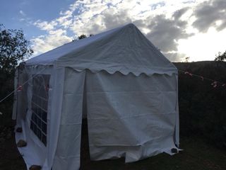 Carpa de fiesta blanca y transparente