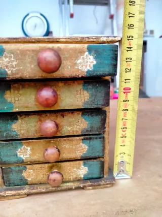 Piccola cassettiera decorata