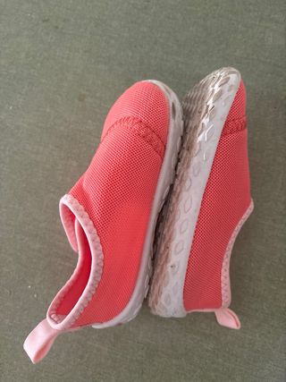 Zapatillas piscina Decathlon talla 22-23