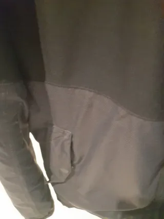 Chaqueta cortavientos negra y gris