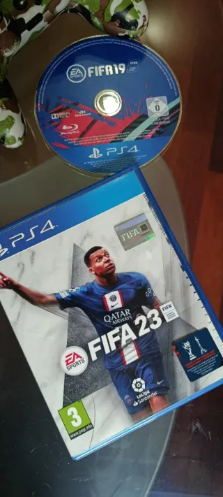 PS4 con 3 controller, 2 giochi e cavi