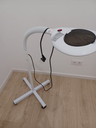 Lámpara de pie con lupa