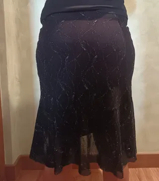 Falda negra con detalles plateados