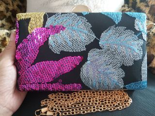 Clutch elegante negro con lentejuelas y bordados