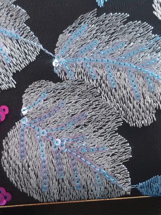 Clutch elegante negro con lentejuelas y bordados