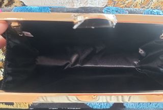 Clutch elegante negro con lentejuelas y bordados