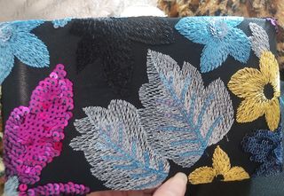 Clutch elegante negro con lentejuelas y bordados