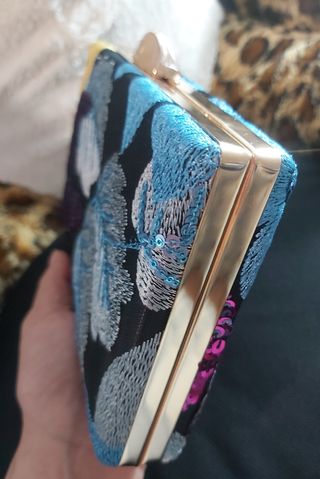 Clutch elegante negro con lentejuelas y bordados